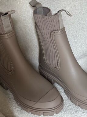 UYIRAIN Chelsea Rain Boot . Chunky, lugged platform sole .Taupe . Size 41.Us 10